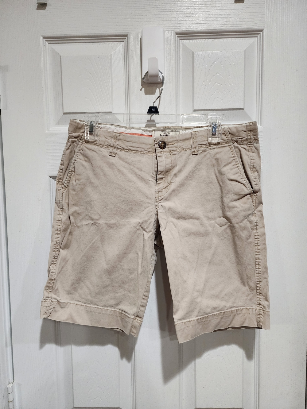 Old Navy Women’s Size 6 Perfect Bermudas Mid Rise Khaki Cotton Pocket Shorts